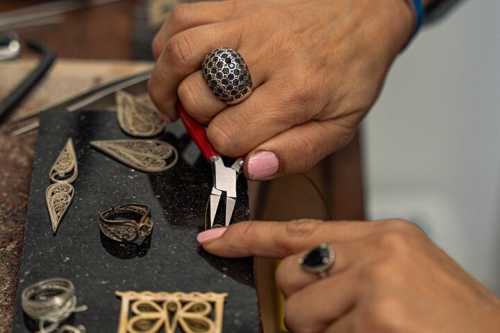 فن الفيليغران — يد حرفية