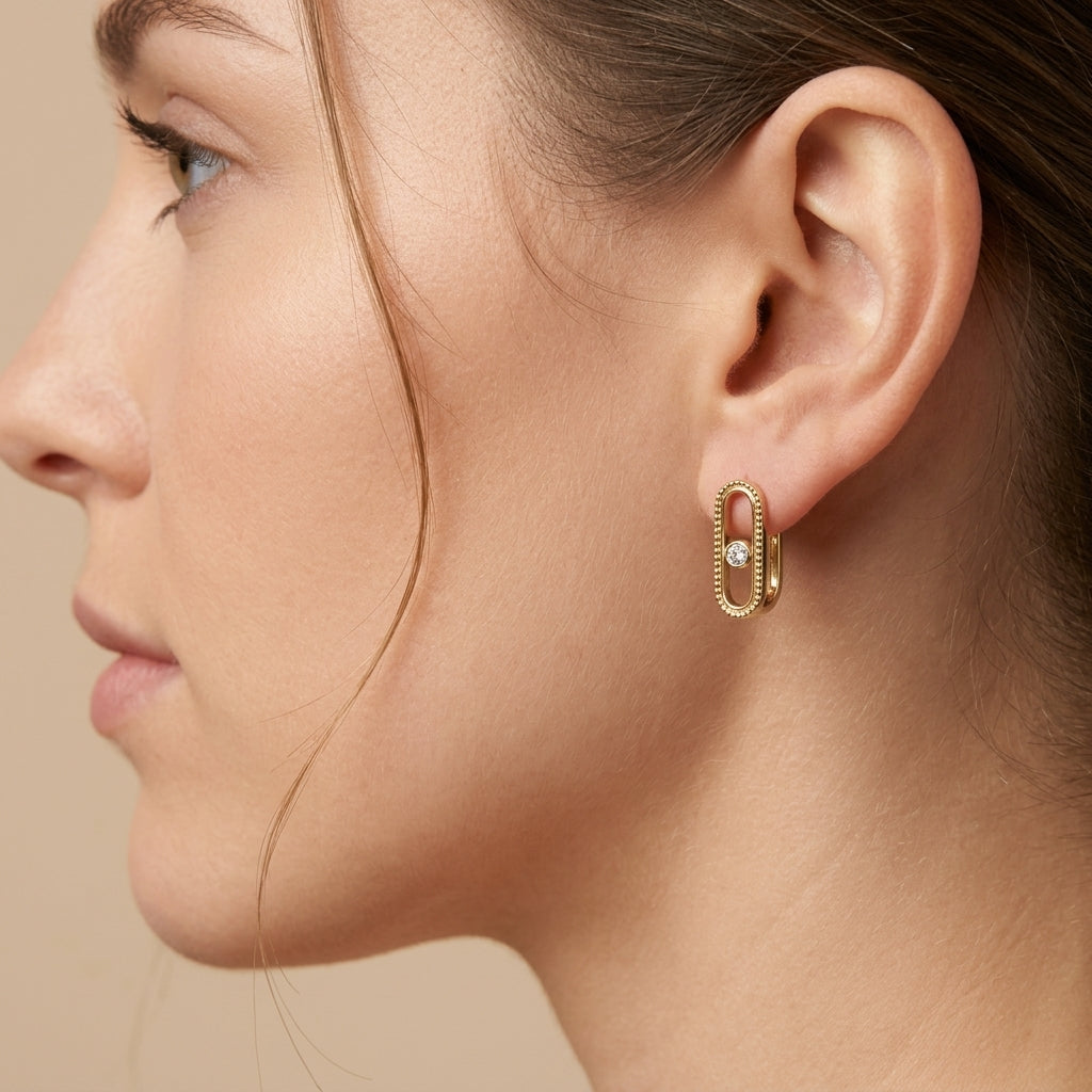 Boucles d'oreilles ovales en or jaune 18k serties, pierre mobile — présenté sur mannequin