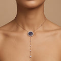 Collier cravate en or rose 18k médaillon calligraphie émaillé bleu serti, pampilles - bijou porté par une mannequin