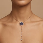 Collier cravate en or rose 18k médaillon calligraphie émaillé bleu serti, pampilles - bijou porté par une mannequin