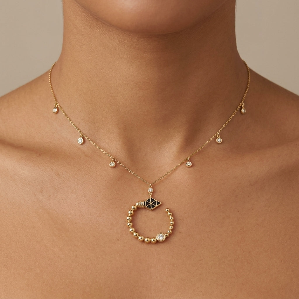 Collier en or jaune 18k pendentif cercle de billes, pierre noire et pampilles serties - bijou porté par une mannequin