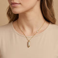 Collier en or jaune 18k pendentif capsule sertie de pierres - bijou porté par une mannequin