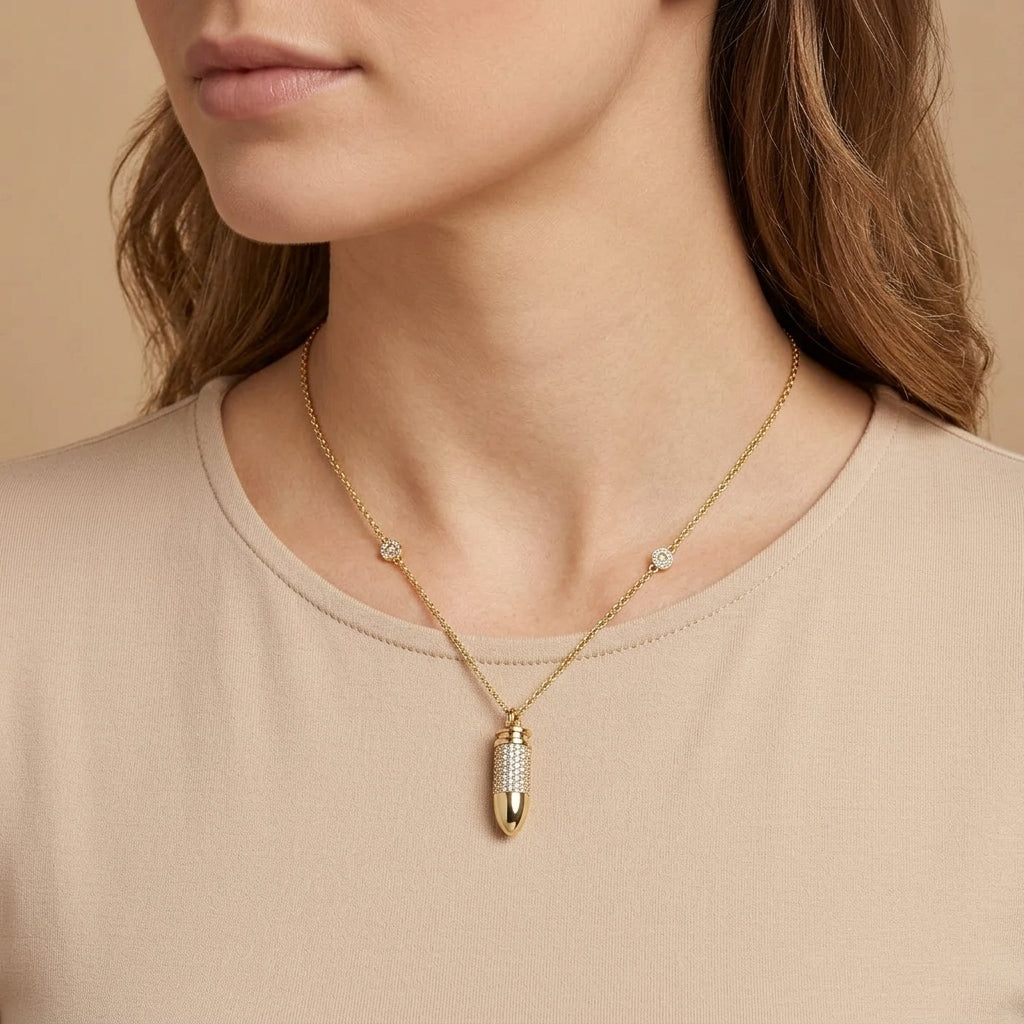 Collier en or jaune 18k pendentif capsule sertie de pierres - bijou porté par une mannequin