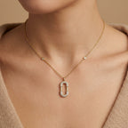 Collier en or jaune 18k pendentif ovale serti, pierre mobile - bijou porté par une mannequin