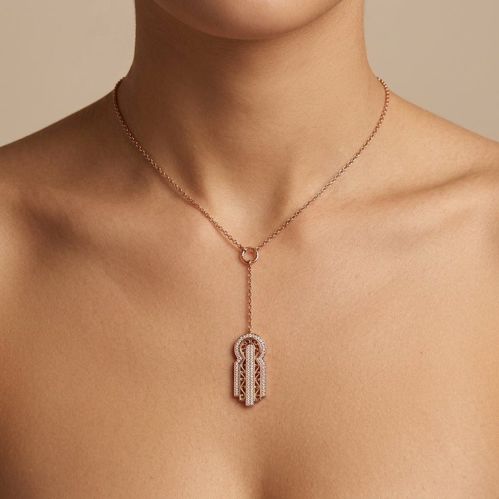 Collier cravate en or rose 18k pendentif main de Fatma sertie de pierres - bijou porté par une mannequin
