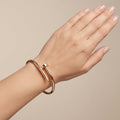 Bracelet jonc clou en or rose 18k - bijou porté par une mannequin