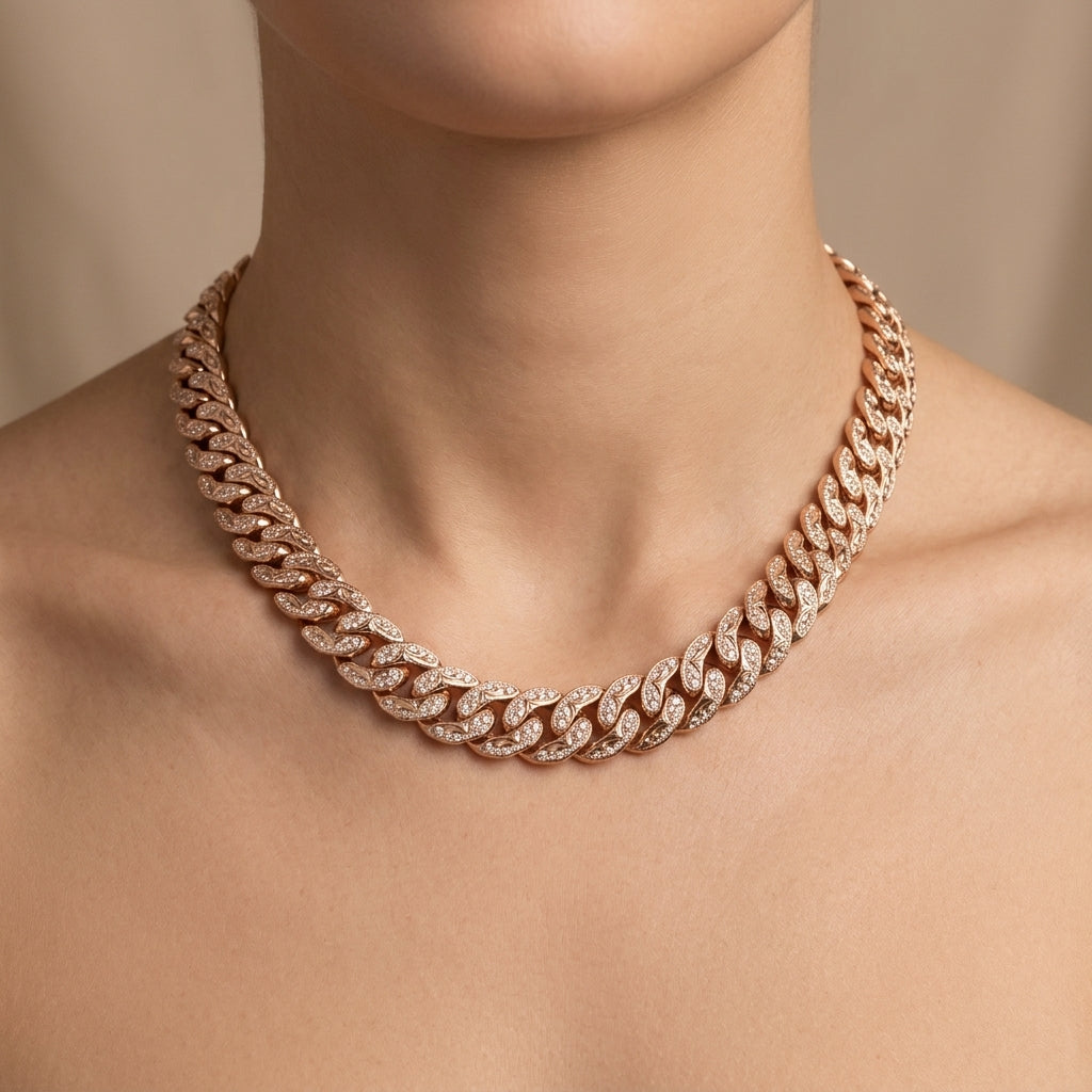 Collier ras du cou maille cubaine ciselée en or rose 18k - bijou porté par une mannequin