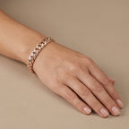 Gourmette maille cubaine ciselée en or rose 18k - bijou porté par une mannequin
