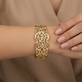 Bracelet manchette beldi ajourée et ciselée en or jaune 18k - bijou porté par une mannequin