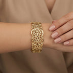 Bracelet manchette beldi ajourée et ciselée en or jaune 18k - bijou porté par une mannequin