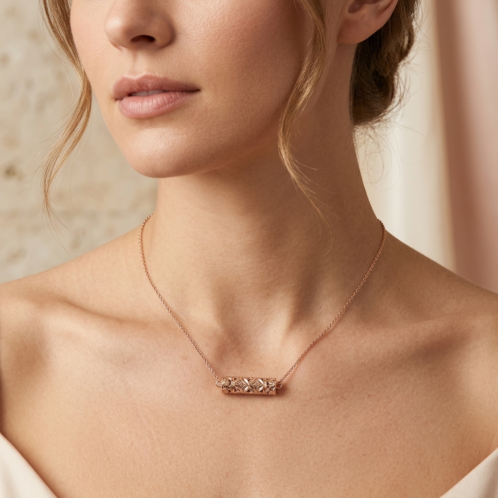 Pendentif Jouher Cylindrique Ciselé Or Rose — présenté sur mannequin