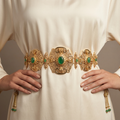Ceinture majdoul beldi ajourée en or jaune 18k sertie de pierres vertes - bijou porté par une mannequin
