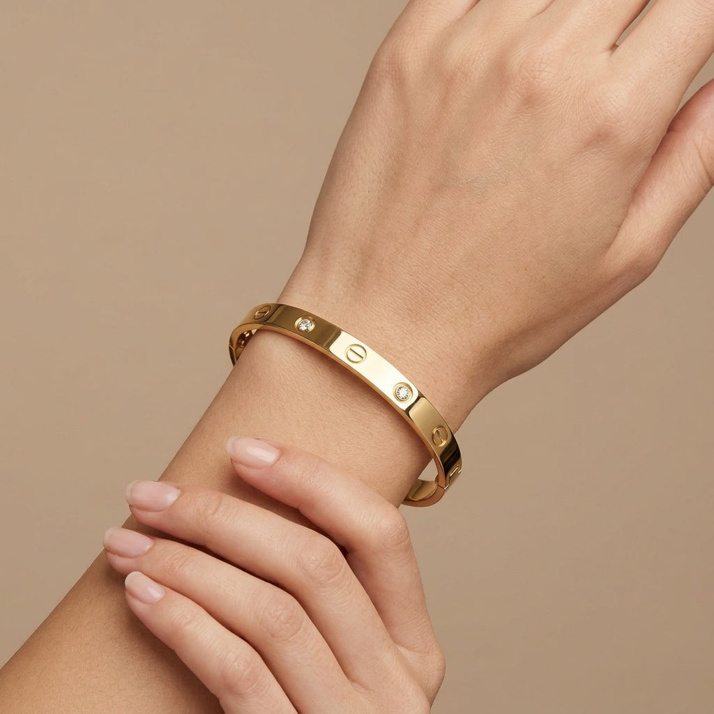Bracelet jonc vis en or jaune 18k serti de pierres - bijou porté par une mannequin