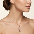 Collier Or Rose - Pendentif Ovale Allongé Serti de Pierres — présenté sur mannequin