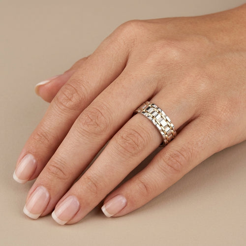 Bague alliance en or blanc 18k motif maille - bijou porté par une mannequin