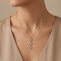 Collier en or jaune 18k pendentif trois papillons sertis de pierres - bijou porté par une mannequin