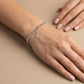 Bracelet boules facettées en or blanc 18k - bijou porté par une mannequin