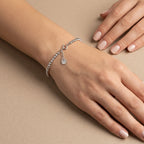 Bracelet boules facettées en or blanc 18k - bijou porté par une mannequin