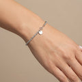Bracelet boules facettées en or blanc 18k - bijou porté par une mannequin