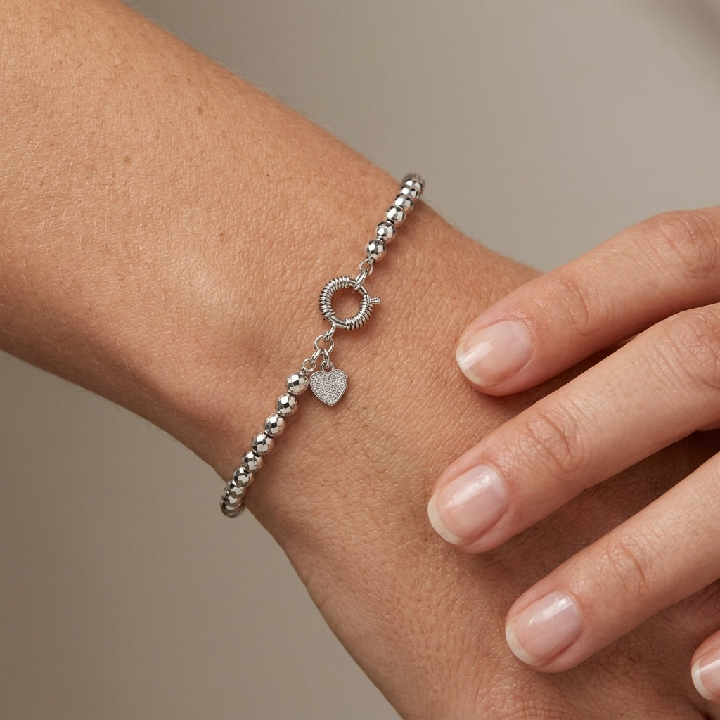 Bracelet boules facettées en or blanc 18k - bijou porté par une mannequin