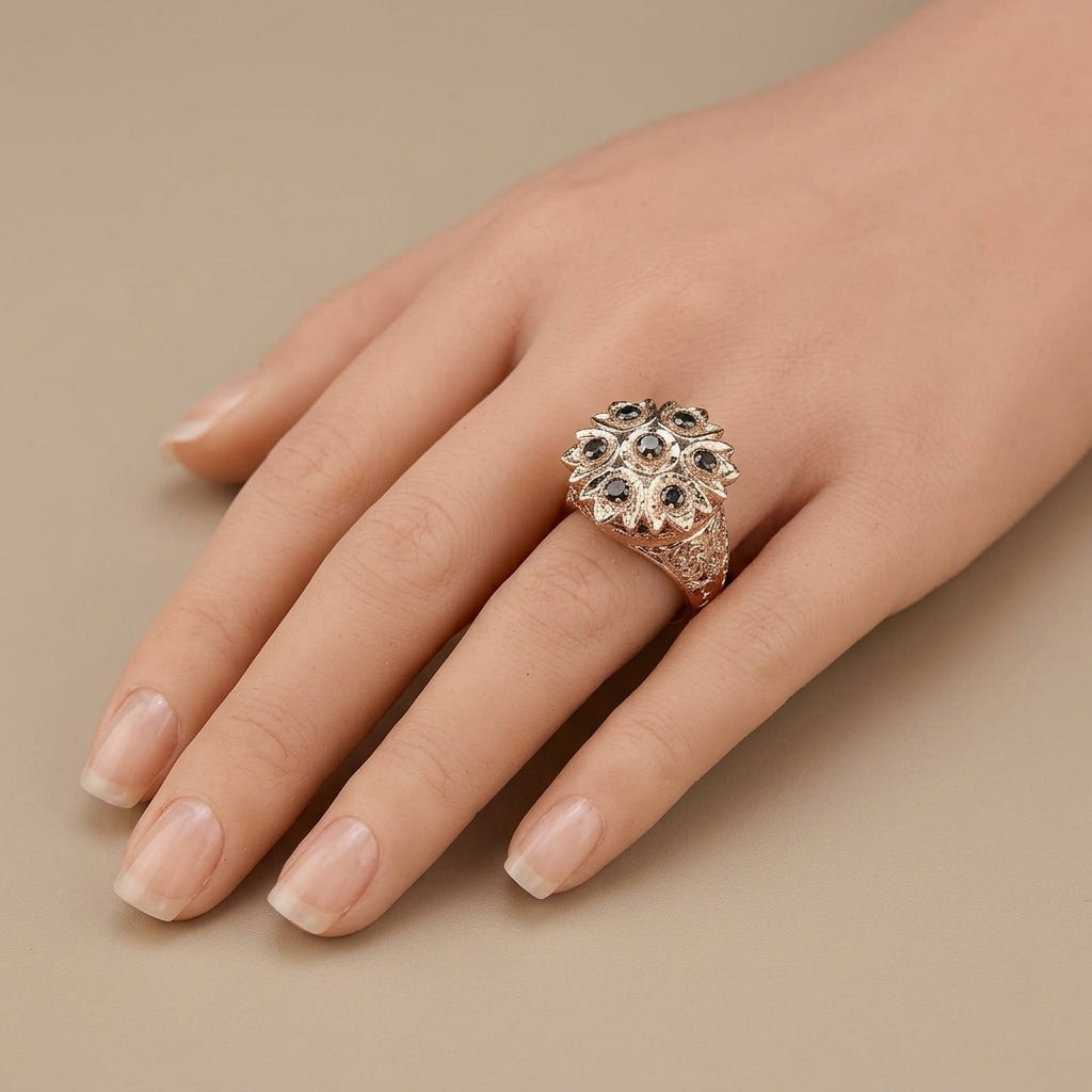 Bague dôme rosace en or rose 18k sertie de pierres noires - bijou porté par une mannequin