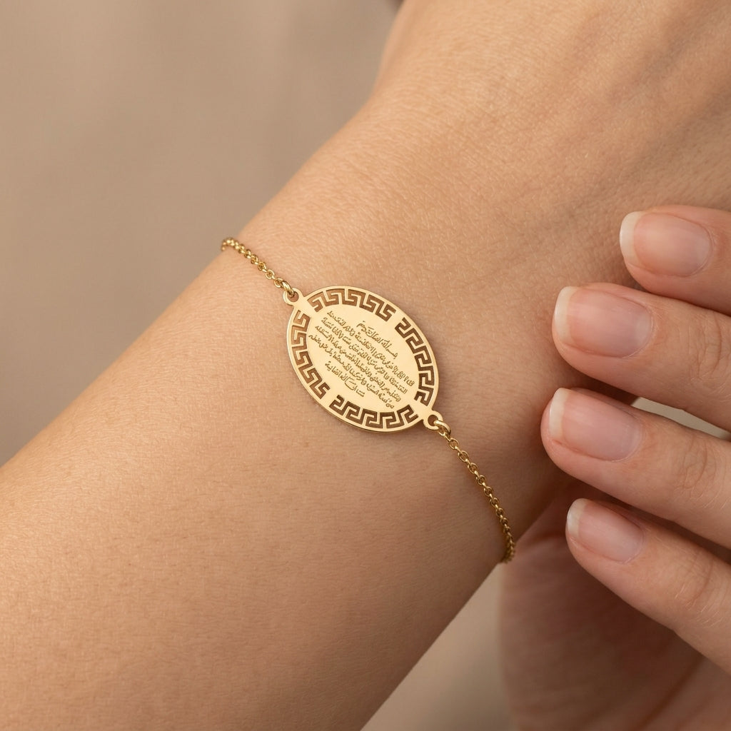 Bracelet chaîne en or jaune 18k plaque ovale gravée - bijou porté par une mannequin