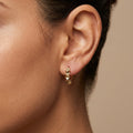 Boucles d'oreilles mini créoles cloutées en or jaune 18k - bijou porté par une mannequin