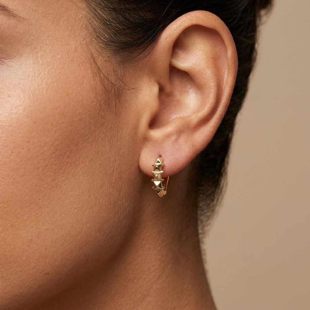 Boucles d'oreilles mini créoles cloutées en or jaune 18k - bijou porté par une mannequin