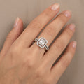 Bague en or blanc 18k chaton carré serti de pierres - bijou porté par une mannequin