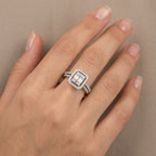 Bague en or blanc 18k chaton carré serti de pierres - bijou porté par une mannequin