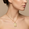 Pendentif plaque rectangulaire à vis en or jaune 18k - bijou porté par une mannequin