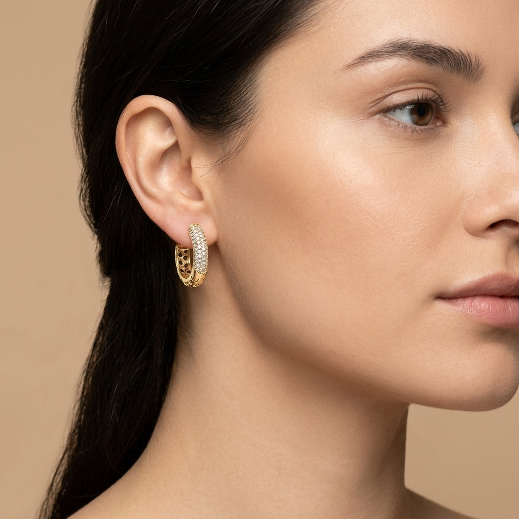 Boucles d'oreilles créoles en or jaune 18k serties de pierres - bijou porté par une mannequin