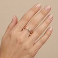 Bague anneau large vis en or rose 18k - bijou porté par une mannequin