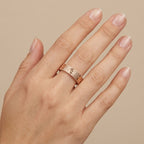 Bague anneau large vis en or rose 18k - bijou porté par une mannequin
