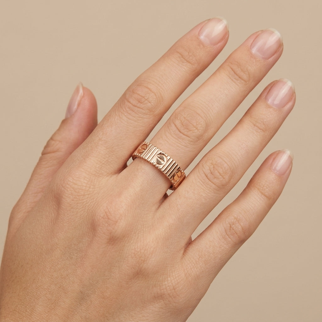 Bague anneau large vis en or rose 18k - bijou porté par une mannequin