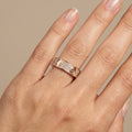 Bague vis en or rose 18k sertie de pierres - bijou porté par une mannequin