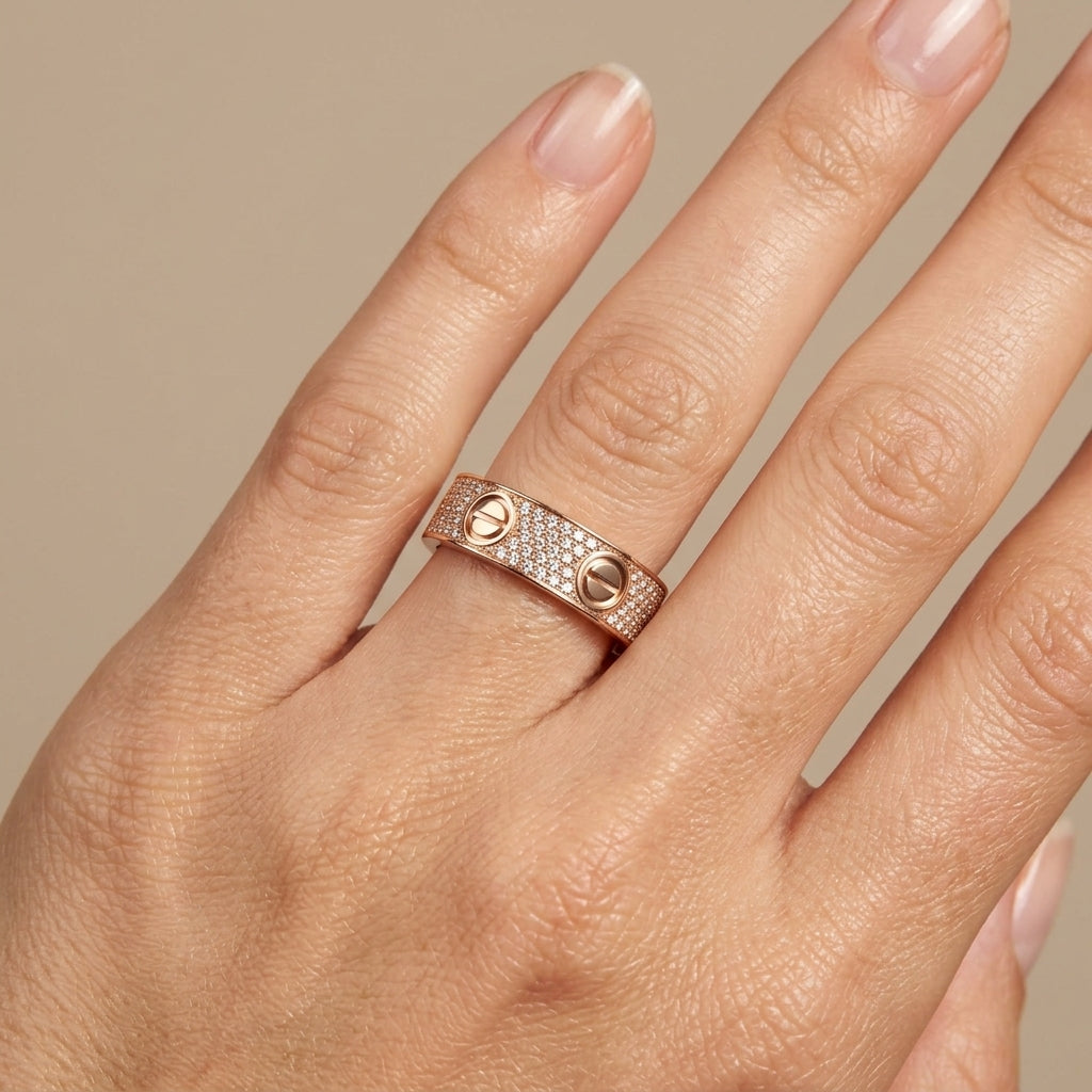 Bague vis en or rose 18k sertie de pierres - bijou porté par une mannequin