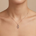Collier en or rose 18k pendentif losange serti de pierres - bijou porté par une mannequin
