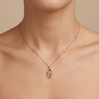 Collier en or rose 18k pendentif losange serti de pierres - bijou porté par une mannequin