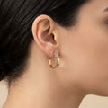 Boucles d'oreilles mini créoles en or jaune 18k - bijou porté par une mannequin