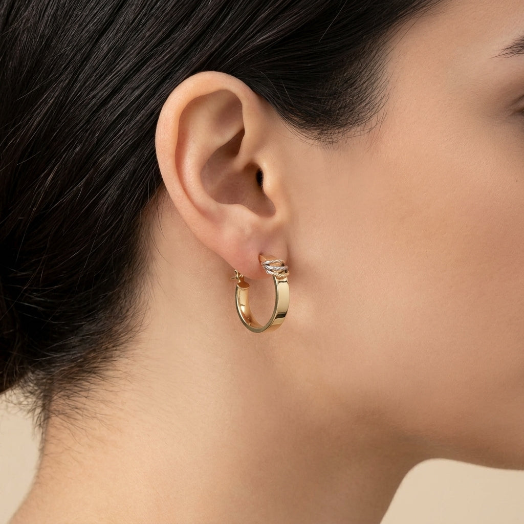 Boucles d'oreilles mini créoles en or jaune 18k - bijou porté par une mannequin