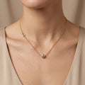 Collier en or jaune 18k pendentif boule - bijou porté par une mannequin