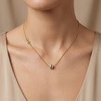 Collier en or jaune 18k pendentif boule - bijou porté par une mannequin