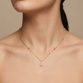 Collier en or jaune 18k pendentif goutte serti de pierres - bijou porté par une mannequin