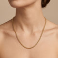 Chaîne maille bismarck en or jaune 18k - bijou porté par une mannequin