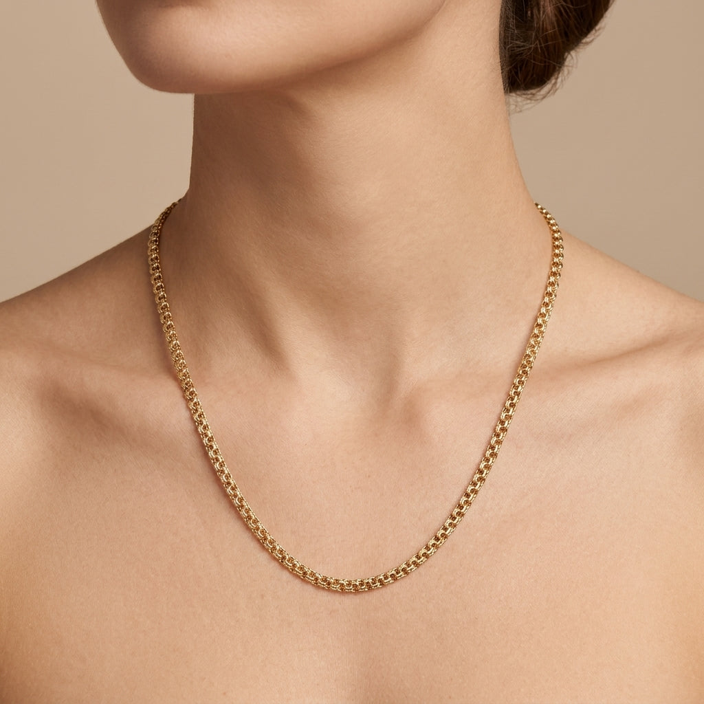 Chaîne maille bismarck en or jaune 18k - bijou porté par une mannequin