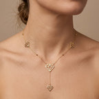 Collier cravate en or jaune 18k motifs diamant ajourés - bijou porté par une mannequin