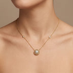 Collier en or jaune 18k pendentif solitaire serti - bijou porté par une mannequin