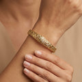 Bracelet jonc beldi ajouré et ciselé en or jaune 18k - bijou porté par une mannequin