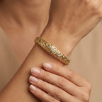 Bracelet jonc beldi ajouré et ciselé en or jaune 18k - bijou porté par une mannequin